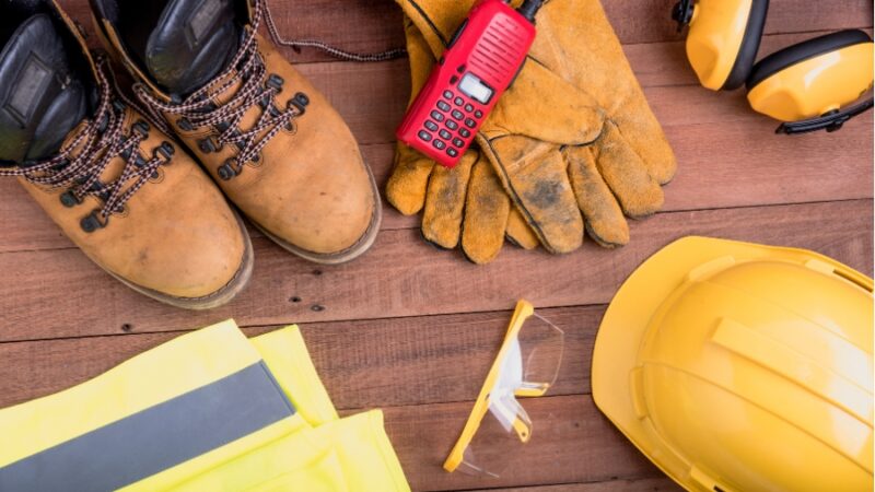 Odzież budowlana – jakie są jej cechy i dlaczego jest ważna w pracy na budowie?