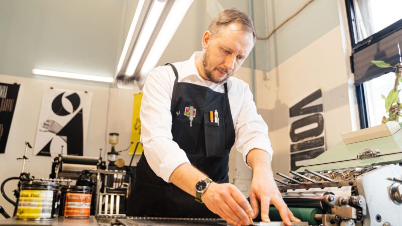 Prasa do sublimacji vs. Prasa do termotransferu – Którą technologię wybrać do produkcji gadżetów i odzieży firmowej?