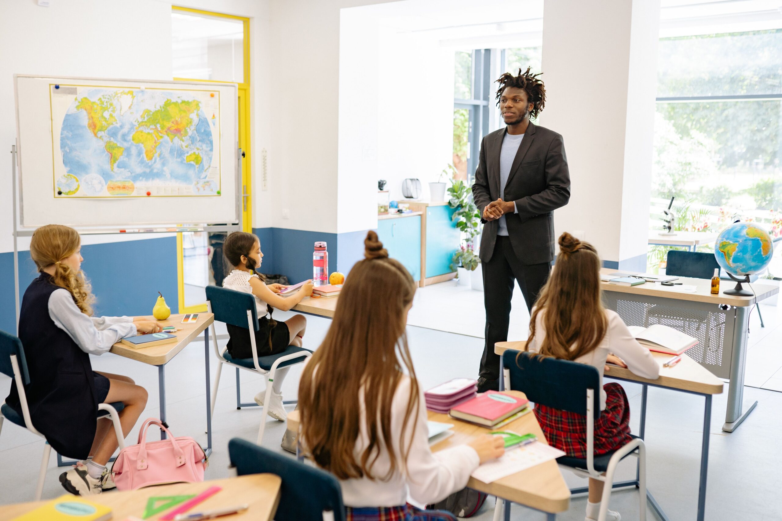 Efekt Pigmaliona w edukacji – Jak oczekiwania nauczyciela wpływają na wyniki uczniów